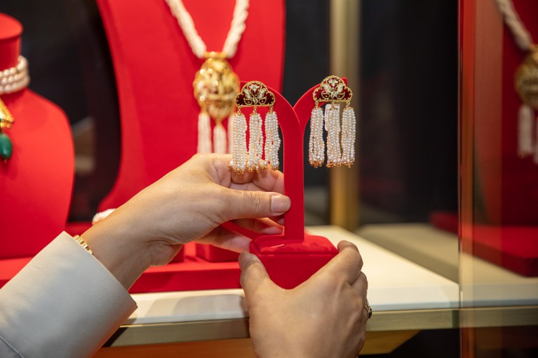معرض الدوحة للمجوهرات أصبح منصة مميزة للترويج للعلامات التجارية العالمية والمحلية (الجزيرة)