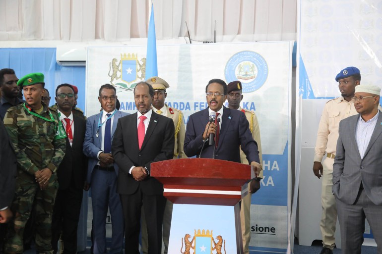 قاسم سهل/ الرئيس الصومالي المنتهية ولايته(يسار) يهنئ حسن الشيخ محمود (يمين) بانتخابه رئيسا للبلاد /مقديشو 15 مايو 2022.