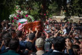 15-وصول جثمان شيرين أبو عاقلة إلى المقبرة لموراراته الثرى(الجزيرة نت)