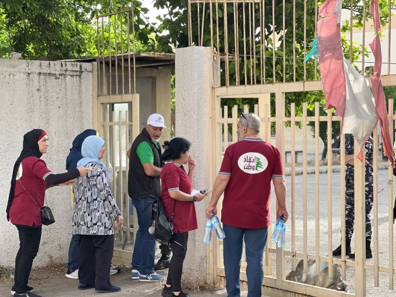 مندوبون أمام مركز اقتراع في طرابلس - الجزيرة