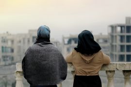 ملصق فيلم "سوريا: نساء في الحرب" (مواقع التواصل)