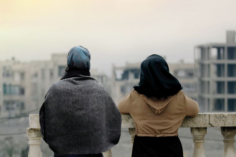ملصق فيلم "سوريا: نساء في الحرب" (مواقع التواصل)
