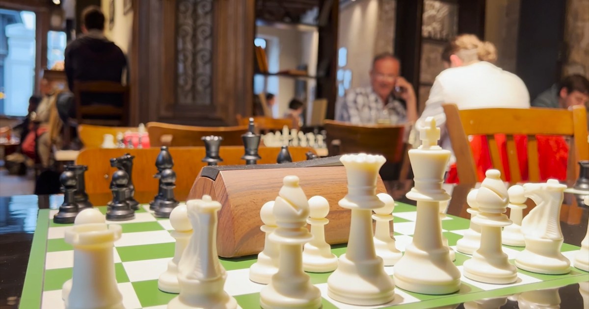 Le premier café d’échecs de France… renaissance d’un jeu royal dont la popularité remonte à des milliers d’années |  Mélanger