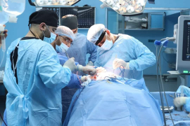 الطبيب الاستشاري أنور نوري (يمين) يجري 480 عملية جراحية "مجانية" خلال 10 أشهر / مواقع التواصل
