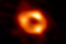 يظهر الثقب الأسود بالنسبة لنا في صور التلسكوبات مثل كرة سوداء محاطة بحلقات مضيئة من المادة (تلسكوب أفق الحدث)