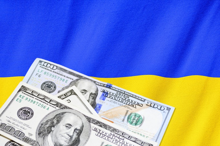 العلم الأوكراني مع الدولار