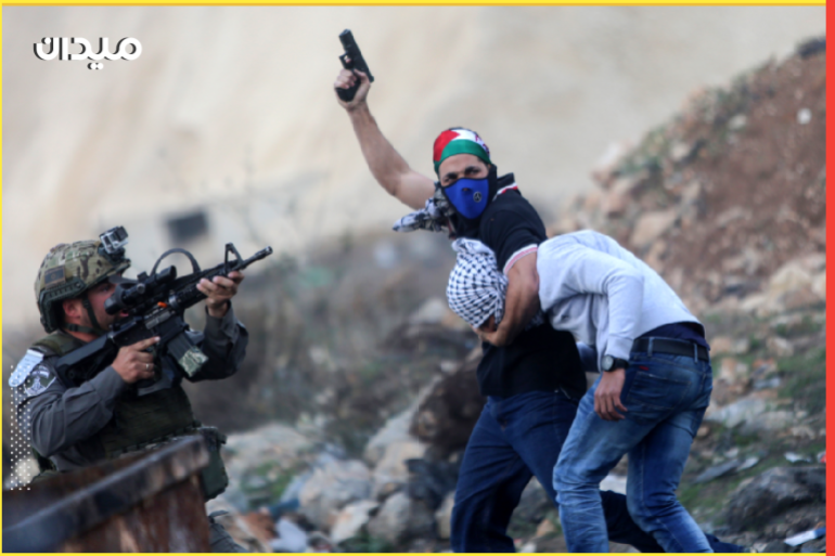 شرطي إسرائيلي متخفٍ يعتقل متظاهرًا فلسطينيًا (الأوروبية)