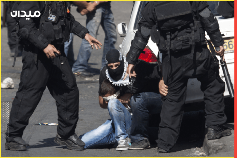 شرطي إسرائيلي متخفٍ (وسط) يعتقل فلسطينيًا خلال مواجهات بعد صلاة الجمعة في حي وادي الجوز بالقدس الشرقية (الأوروبية)