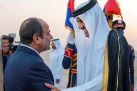 أمير قطر الشيخ تميم بن حمد آل ثاني (يمين) يلتقي الرئيس المصري عبد الفتاح السيسي في القاهرة (رويترز)