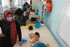 أطفال يتلقون العلاج ويخضعون للفحوصات في مركز الصليب الأحمر لعلاج الأطفال المصابين بالشلل الدماغي.