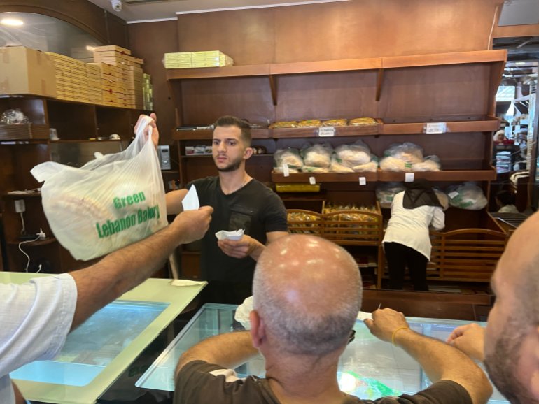 تبيع بعض الافران الخبز في لبنان بتقنين شديد - الجزيرة