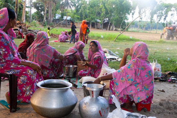 يقوم أعضاء مضيفة الطهي ، الذين يعملون في قناة AroundMeBD على YouTube التي تحمل مقاطع فيديو عن طهي الأطعمة التقليدية في بنجلاديش ، بإعداد وجبات خفيفة مسائية لتقديمها بين سكان قرية شيموليا الجنوبية الغربية. صور: Nazrul Islam/dpa Credit: Nazrul Islam/dpa