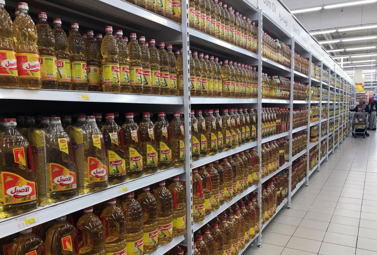 Bottles of cooking oil are photographed on a shelf in a Carrefour hypermarket in Cairo, Egypt, February 21, 2018. REUTERS / Amr Abdallah Dalsh