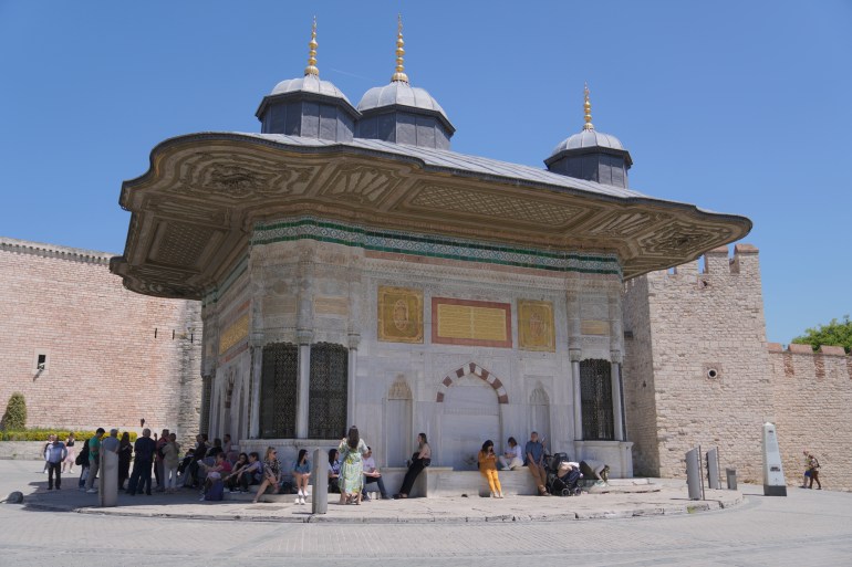 عاش فيه السلاطين العثمانيون أكثر من 4 قرون منذ فتح مدينة إسطنبول عام 1453م، واليوم يعد قصر "طوب قابي" أحد أهم المتاحف والوجهات السياحية في المدينة التاريخية العريقة. ( Ömer Ensar - وكالة الأناضول )