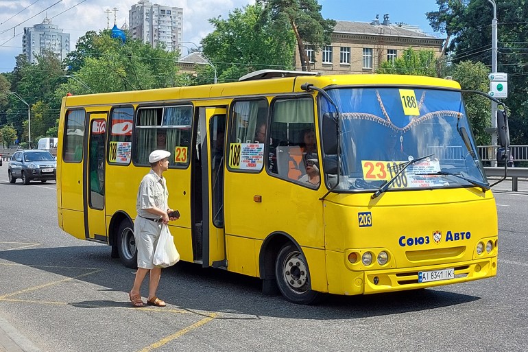 قلة الوقود وغلاء أسعاره تدفع الأوكرانيين إلى وسائل النقل العامة