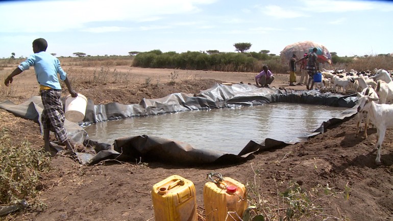مشهد من معالجات مشكلة المياه في معسكرات النازجين بإقليم الصومال جراء الجفاف .. صور حاصة للجزيرة