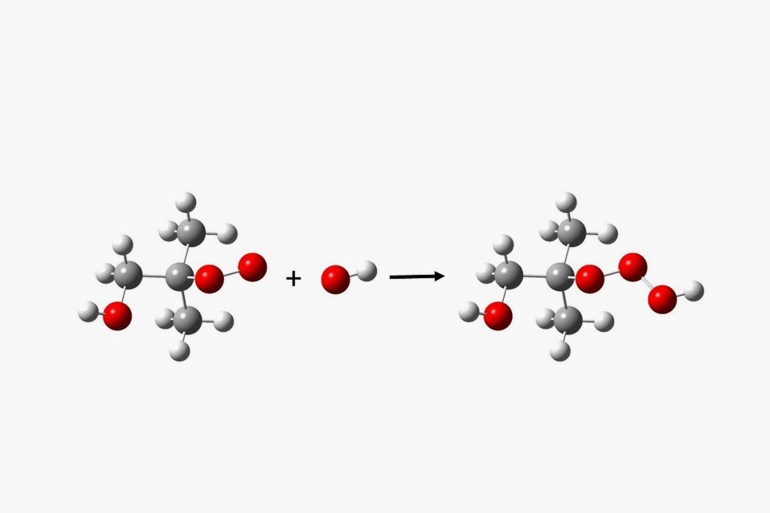 التفاعل ROO + OH → ROOOH حيث تظهر ذرات الأكسجين باللون الأحمر (جامعة كوبنهاجن)