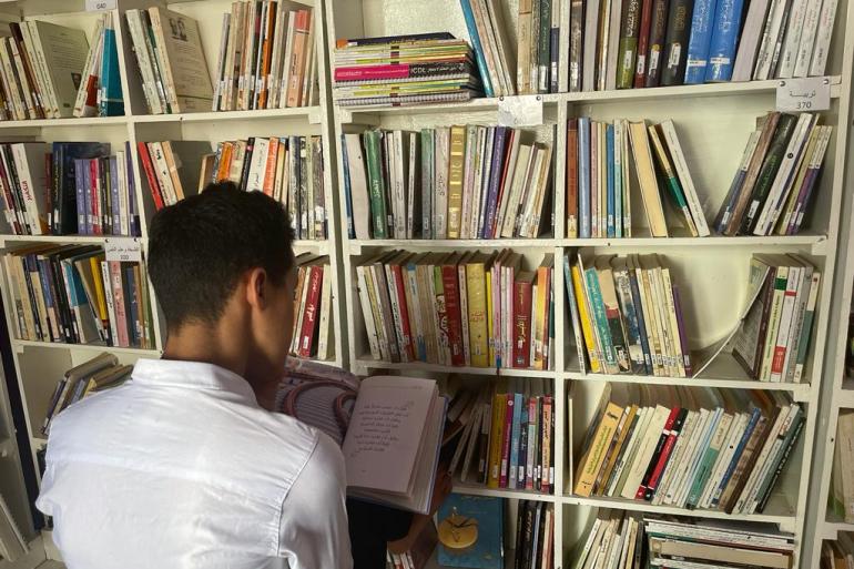 شاب من مرتادي المكتبة -تسليم مادة من نواكشوط إلى مرأة. أنشأت مكتبة وترأستها كيف صنعت وفاء رياض الوعي في المجتمع الموريتاني؟