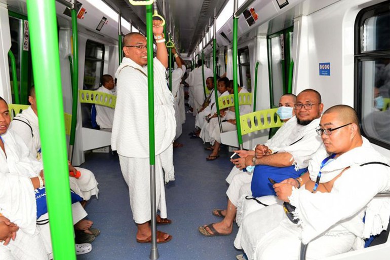 يمر القطار عبر المحطات الموزعة في عرفات ومزدلفة ومنى، بثلاث محطات لكل مشعر المصدر: وكالة الأنباء السعودية