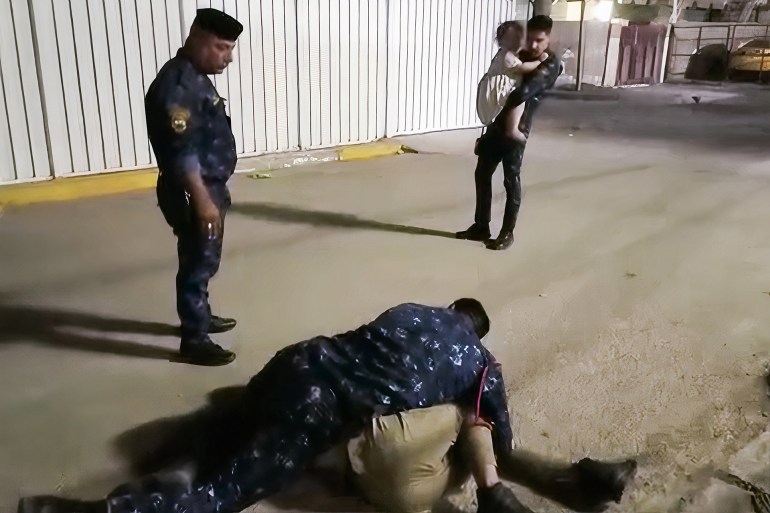 ضابط شرطة عراقي يجازف بحياته وينتزع قنبلة من يد شخص حاول قتل عائلته