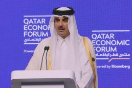 صورة للشيخ تميم بن حمد آل ثاني أمير دولة قطر خلال افتتاحه منتدى قطر الاقتصادي