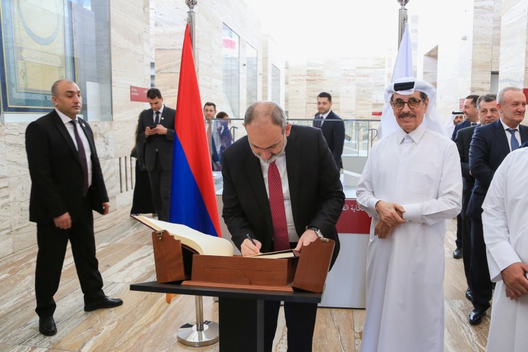 زيارة نيكول باشينيان، رئيس وزراء جمهورية أرمينيا، لمعرض رسائل عربية من أرمينيا - المصدر: مكتبة قطر الوطنية