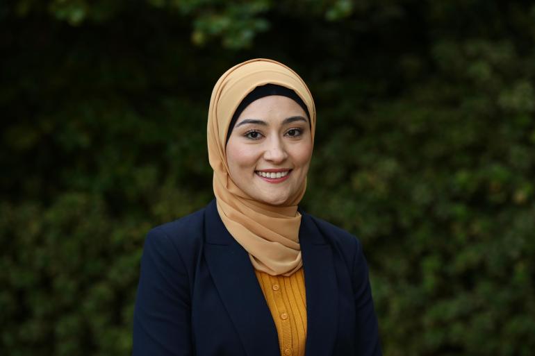 أستراليا - فازت اللاجئة المسلمة من أصول أفغانية، فاطمة بايمان، بمقعد في مجلس الشيوخ عن حزب العمال بولاية أستراليا الغربية، لتصبح بذلك أول مسلمة محجبة في البرلمان الأسترالي. (سند) الصحافة الاسترالية
