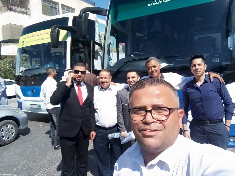 ** للاستخدام الداخلي فقط *** صور لحجاج أمام وداخل الحافلة متجهين من الأردن لزيارة بيت الله الحرام- (الجزيرة)