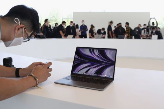 CUPERTINO, CALIFORNIA - JUNE 06: An attendee takes a picture of a newly redesigned MacBook Air laptop during the WWDC22 at Apple Park on June 06, 2022 in Cupertino, California. Apple CEO Tim Cook kicked off the annual WWDC22 developer conference. (Photo by Justin Sullivan/Getty Images)