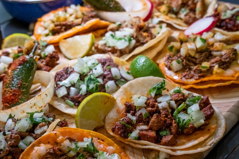 التاكو معروف على نطاق واسع في العالم وهو الطعام الأكثر شعبية في الشوارع المكسيكية (غيتي)
