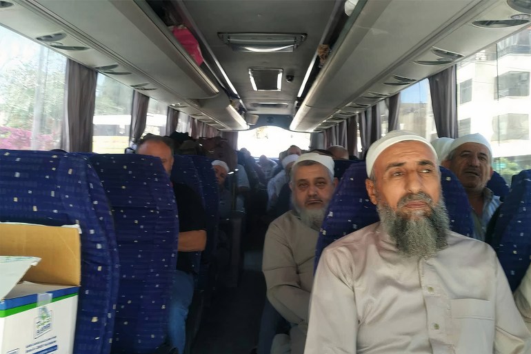 ** للاستخدام الداخلي فقط *** صور لحجاج أمام وداخل الحافلة متجهين من الأردن لزيارة بيت الله الحرام- (الجزيرة)