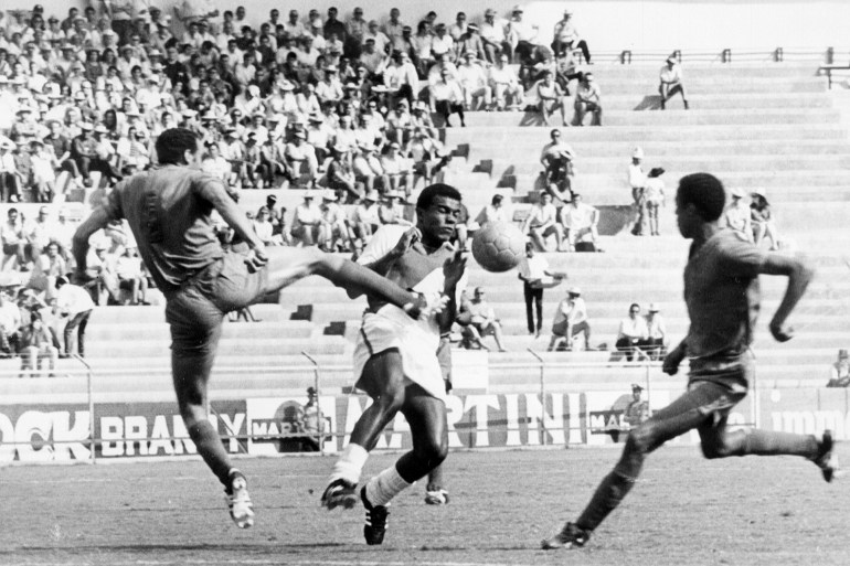 LEON, MEXICO - JUNE 6: Moroccan defender Khanousi Moulay Idriss (L) and Peruvian forward Teofilo Cubillas (C) fight for the ball during the World Cup first round soccer match between Peru and Morocco, 06 June 1970 in Leon. Cubillas scored two goals to help Peru beat Morocco 3-0. AFP PHOTO (Photo credit should read STAFF/AFP via Getty Images)