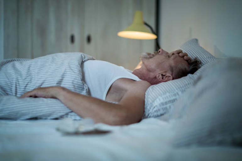 مخاطر جمة على صحتك.. احذر “النوم في الضوء” ولو كان خافتًا