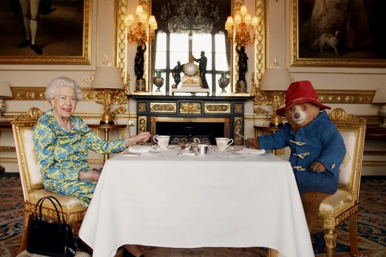 Undated image of Britain's Queen Elizabeth and Paddington Bear having cream tea at Buckingham Palace taken from a film that was shown at BBC's Platinum Party at the Palace. Released June 4, 2022. Buckingham Palace/Studio Canal/BBC Studios/Heyday Films/PA Wire/Handout via REUTERS NO RESALES. NO ARCHIVES. MANDATORY CREDIT. NO COMMERCIAL SALES. MUST NOT BE ALTERED. NO NEW USES AFTER JUNE 30, 2022. NOTE TO EDITORS: This handout photo may only be used in for editorial reporting purposes for the contemporaneous illustration of events, things or the people in the image or facts mentioned in the caption. Reuse of the picture may require further permission from the copyright holder. EDITORIAL USE ONLY. The copyright for the photograph vests with Buckingham Palace/ Studio Canal / BBC Studios. Publications are asked to credit Buckingham Palace/ Studio Canal / BBC Studios / Heyday Films. The photograph shall not be used without permission from Royal Communications. There shall be no commercial use whatsoever of the photograph (including any use in merchandising, advertising or any other non-editorial use). The photograph must not be digitally enhanced, manipulated or modified in any manner or form when published. The photograph will be free for press usage until 30th June 2022. It must not be used after this date without prior, written permission from Royal Communications, and no further licensing can be made. tag:reuters.com,2022:newsml_RC27LU9688MP:1505292258 رويترز