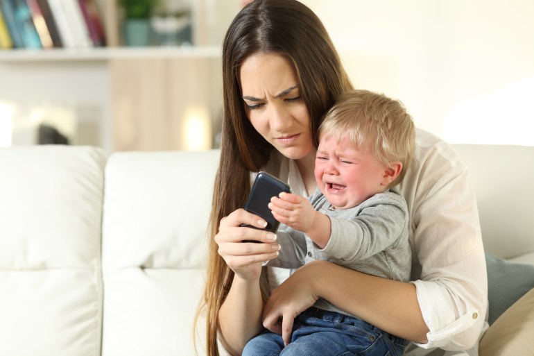  الهواتف الذكية تسرق أطفالنا.. 5 أسباب لعدم شرائها لأطفالك Shutterstock_1012207207