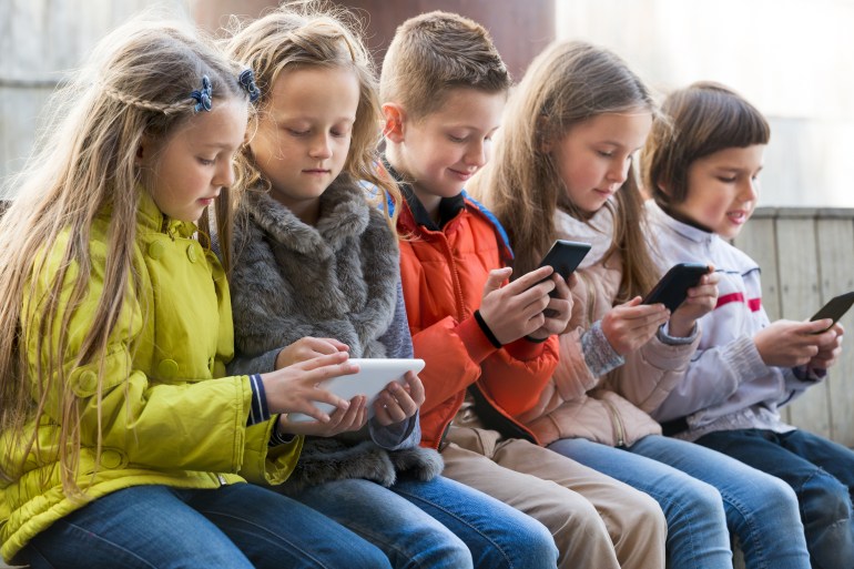  الهواتف الذكية تسرق أطفالنا.. 5 أسباب لعدم شرائها لأطفالك Shutterstock_436983679