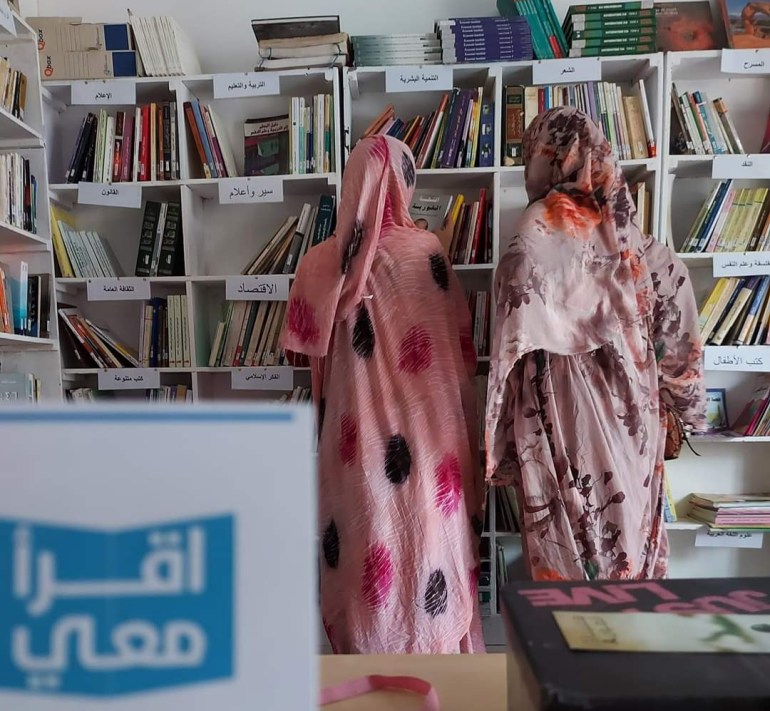 تسليم مادة من نواكشوط إلى مرأة. أنشأت مكتبة وترأستها كيف صنعت وفاء رياض الوعي في المجتمع الموريتاني؟
