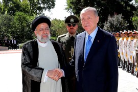 الرئيس التركي رجب طيب أردوغان (يمين) والرئيس الإيراني إبراهيم رئيسي (وكالات)