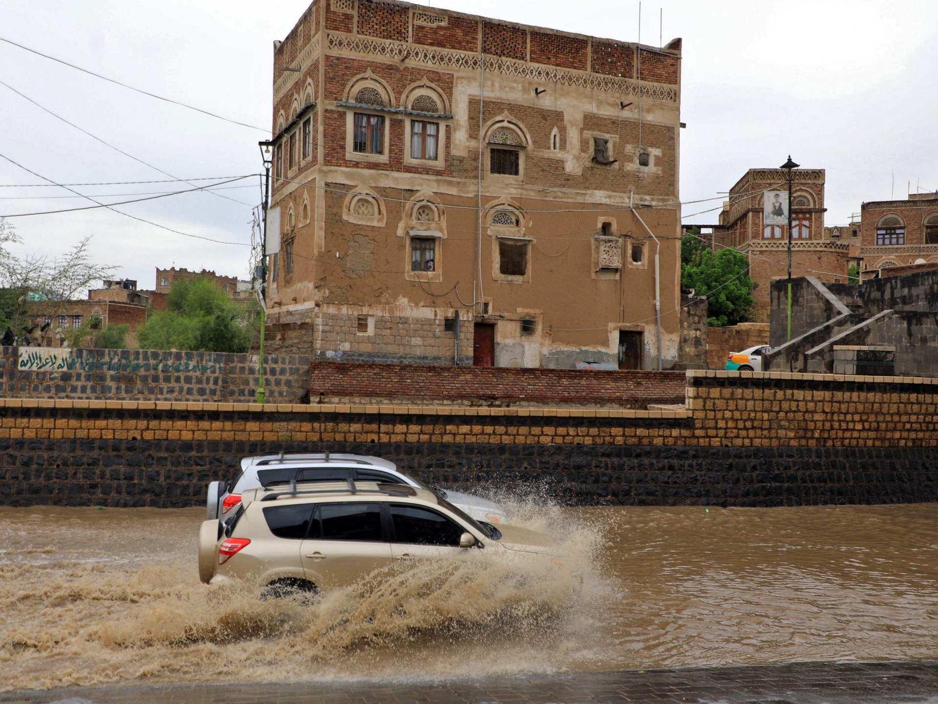 أكثر من 100 قتيل وتضرر مئات المنازل جراء الأمطار الغزيرة في اليمن