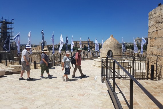 4-عدد من السياح يتجولون في قلعة القدس برفقة دليل سياحي إسرائيلي(الجزيرة نت)