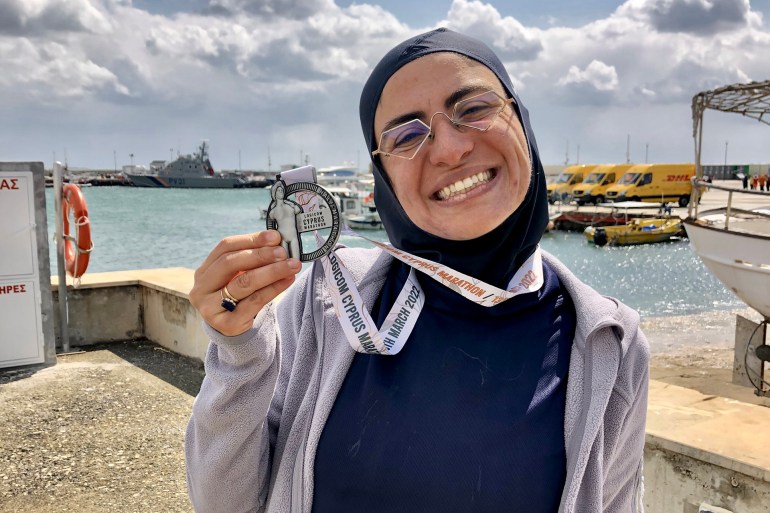 قبرص_ميدالية حازت عليها سجى أبوعيشة بعد مشاركتها في ماراثون الركض في قبرص عام 2021-يسمح بالنشر على الجزيرة نت