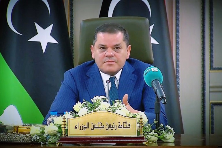 رئيس حكومة الوحدة الوطنية الليبية عبد الحميد الدبيبة خلال إشرافه على اجتماع مجلس الوزراء في طرابلس