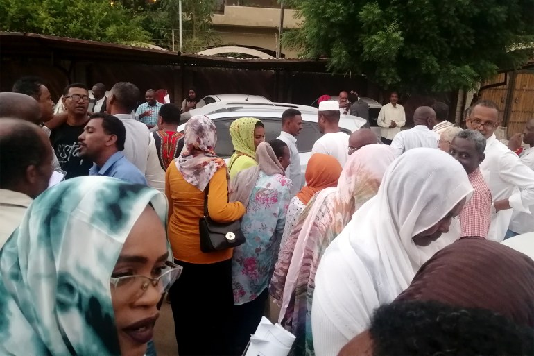 الصحفيون بعد انتهاء المنشط أعمال الجمعية العمومية، وإجازة ميثاق الشرف الصحفي السودان المصدر: الجزيرة