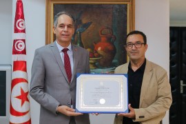 البروفيسور سامي البوفي (يمين) يتسلم جائزة أحسن باحث ومخترع تونسي لسنة 2020