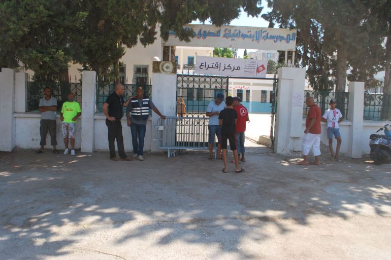 جانب من إقبال التونسيين على عملية الاستفتاء/مركز اقتراع/قرب العاصمة تونس/يوليو/تموز 2022 (خاصة)