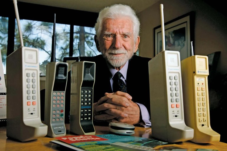 مخترع أول هاتف محمول متفاجئ من عدد الساعات الطويلة التي يقضيها البعض باستخدام هواتفهم