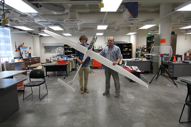نموذج للطائرة الشراعية التجريبية التي يأمل الفريق أن ترسل يومًا للمريخ.