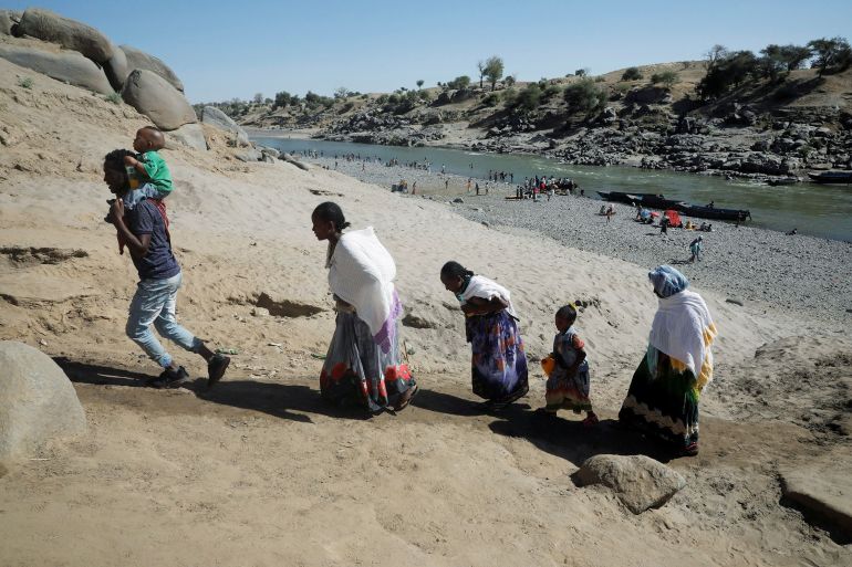 Ethiopians who have just crossed a river from Ethiopia to Sudan to flee from Tigray region