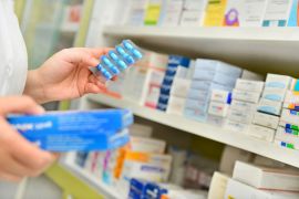 اتجه بعض المرضى في مصر إلى التقليل من جرعات الأدوية المطلوبة وسط شح الأدوية في السوق (شترستوك)