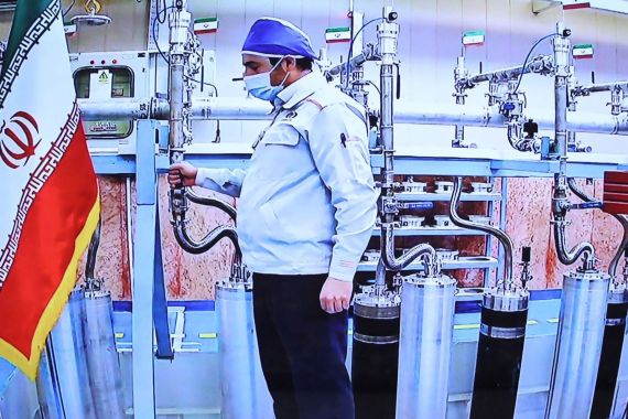 مهندس إيراني يجري تجربة ميكانيكية على معدات نووية في الذكرى الـ11 لليوم الوطني للتكنولوجيا النووية في طهران في 10 أبريل/نيسان 2021 بمنشأة نطنز النووية في أصفهان لبدء التشغيل (الأناضول)